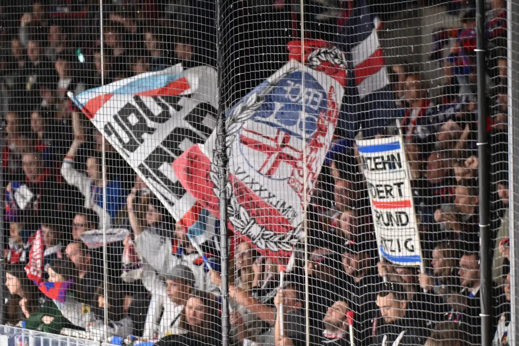 Fans des EHC Freiburg mit Fahnen in der Echte Helden Arena